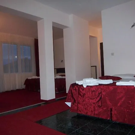 Отель Peshev Family 3*