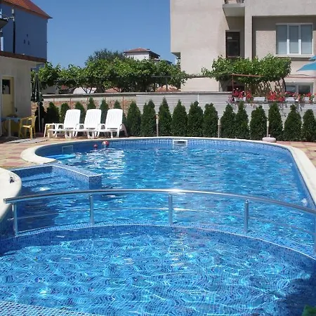 Отель Peshev Family