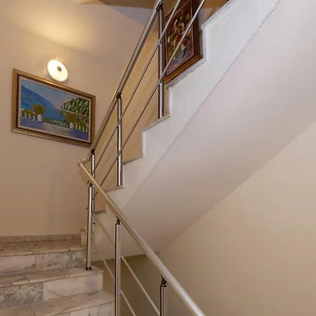 Отель Peshev Family