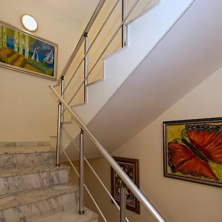 Отель Peshev Family 3*