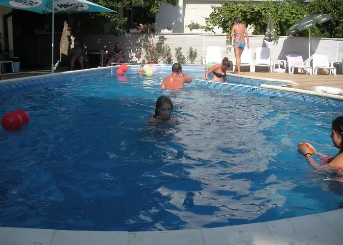 пешев семеен 3* Несебър